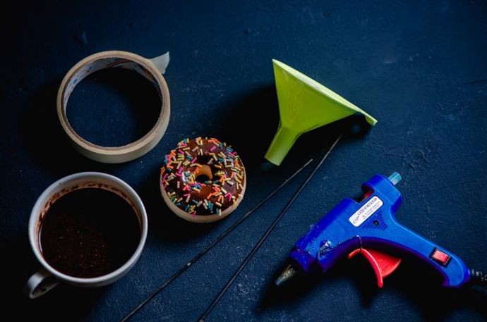 Una disposición plana de accesorios y herramientas para crear fotografías de comida con chocolate plash