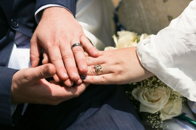 Retrato de boda de primer plano del novio sosteniendo la mano de la novia - Guía de fotografía de eventos