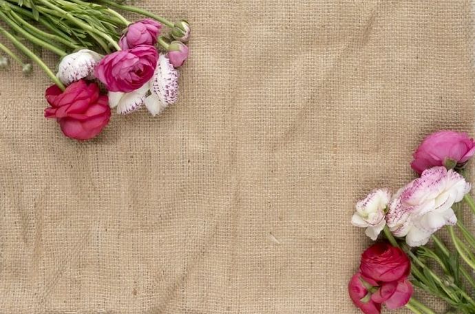 Floral Flat Lay: flores colocadas sobre lienzo para dar un toque rústico