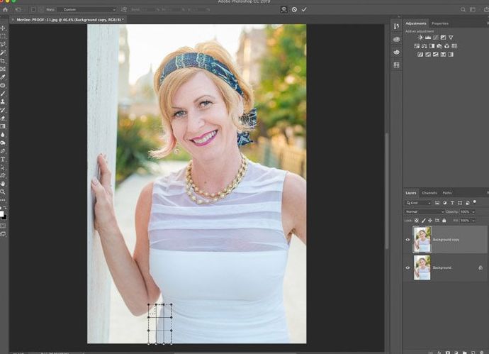 Una captura de pantalla que muestra cómo usar la herramienta Photoshop Warp para editar fotografías de retratos