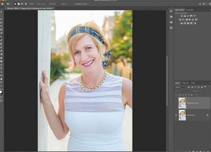 Una captura de pantalla que muestra cómo usar la herramienta Photoshop Warp para editar fotografías de retratos