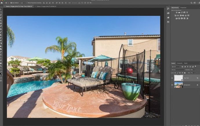 Una captura de pantalla que muestra cómo usar la herramienta Photoshop Warp para fotografía de bienes raíces: imagen final con texto ligeramente texturizado como capa de fusión