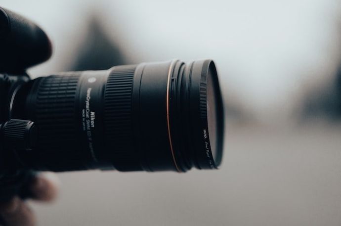 Filtrar o no filtrar: vista de primer plano de una lente de cámara larga desde un lado