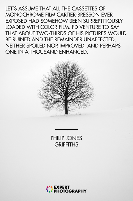 La silueta de un árbol contra un paisaje nevado blanco con una cita fotográfica en blanco y negro de Philip Jones Griffiths