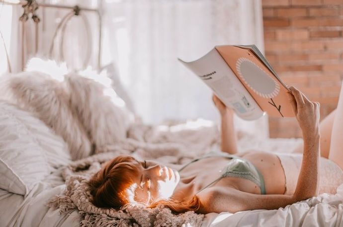 Hermosa foto de tocador de bricolaje de una niña posando en una cama
