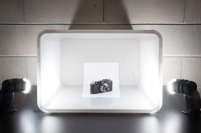 Una configuración de sesión de fotos de bricolaje usando una cámara en un difusor de flash de caja blanca
