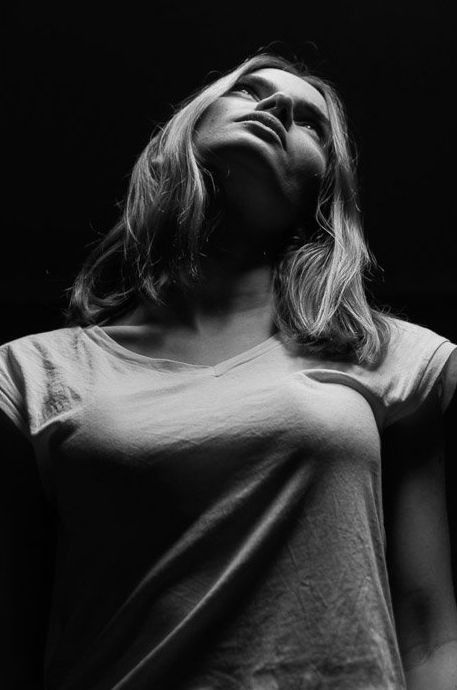 Fotografía atmosférica de una modelo femenina con una espectacular iluminación de retrato