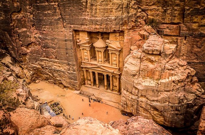 Foto con vistas a las columnas talladas de Petra en Jordania