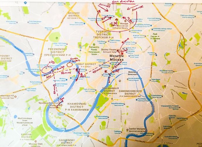 un mapa de Moscú con garabatos de marcador rojo de un itinerario