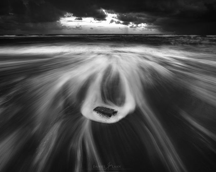 Fotografía luminosa de paisaje de bellas artes de la costa en blanco y negro