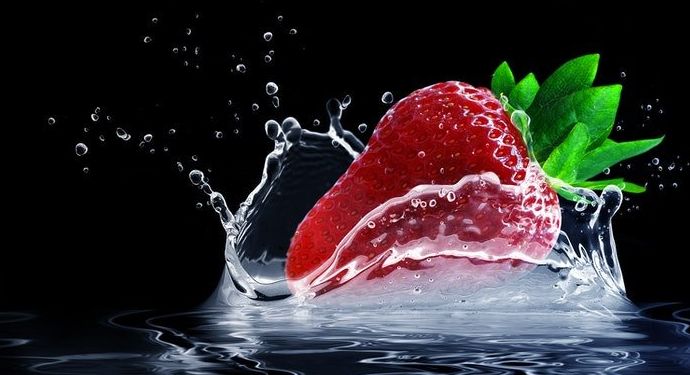 Una fresa chapoteando en el agua