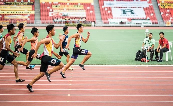Una foto deportiva de corredores en una carrera.