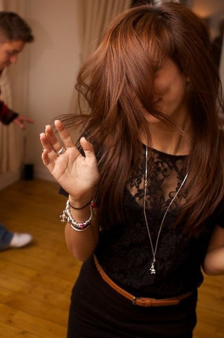 Una mujer de cabello castaño bailando en el interior - consejos de fotografía de fiesta