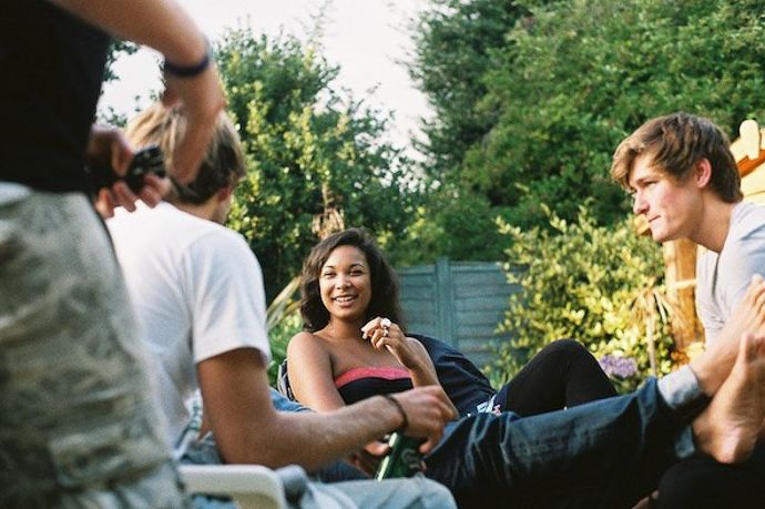 un grupo de amigos relajándose al aire libre - fotografía de fiesta