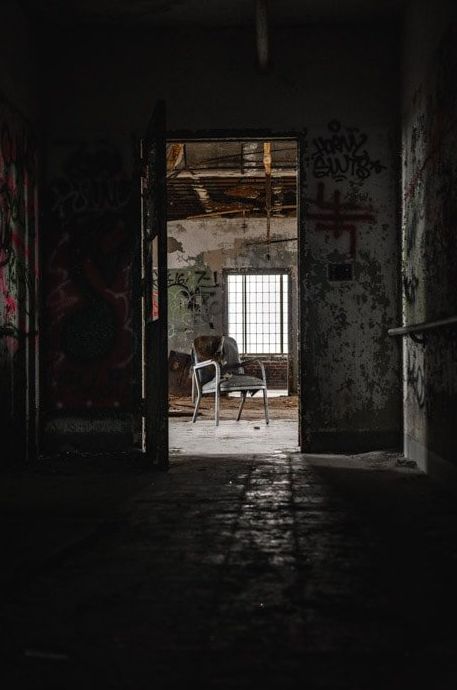 Toma interior atmosférica y sombría de un edificio abandonado como parte de un ensayo fotográfico