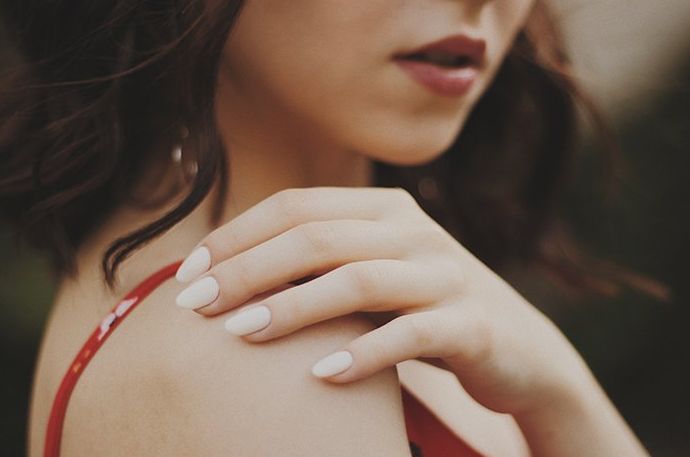 Genial fotografía de uñas de una modelo femenina con uñas pintadas