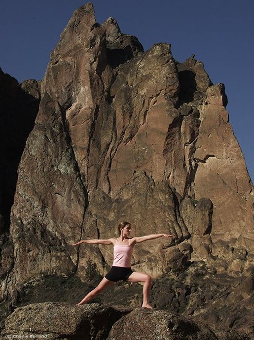 una mujer haciendo posturas de yoga contra un fondo montañoso - diferentes tipos de fotografía de productos
