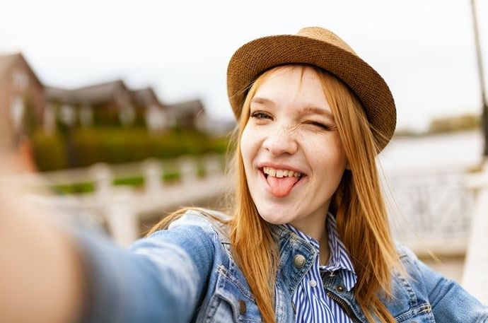 Una chica en una tonta pose de selfie