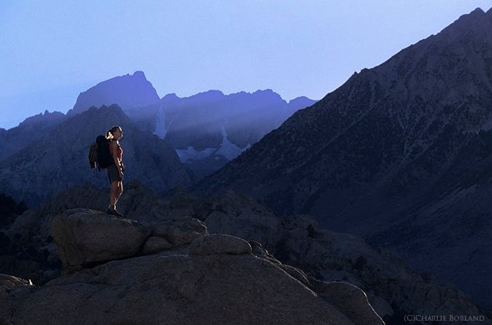 Un fotógrafo de aventuras parado sobre rocas en Buttermilks, Sierra Nevada, California
