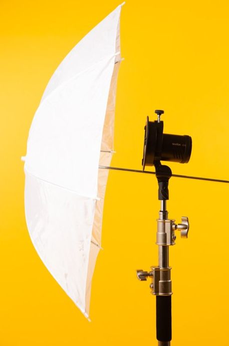 Paraguas contra un fondo amarillo