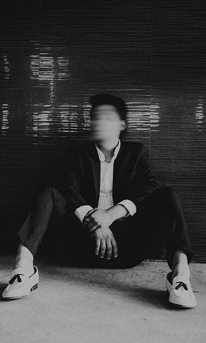 Foto de retrato en blanco y negro de un hombre con un efecto de desenfoque de movimiento en la cara