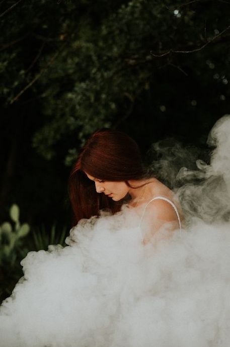 Retrato surrealista de una mujer en humo blanco