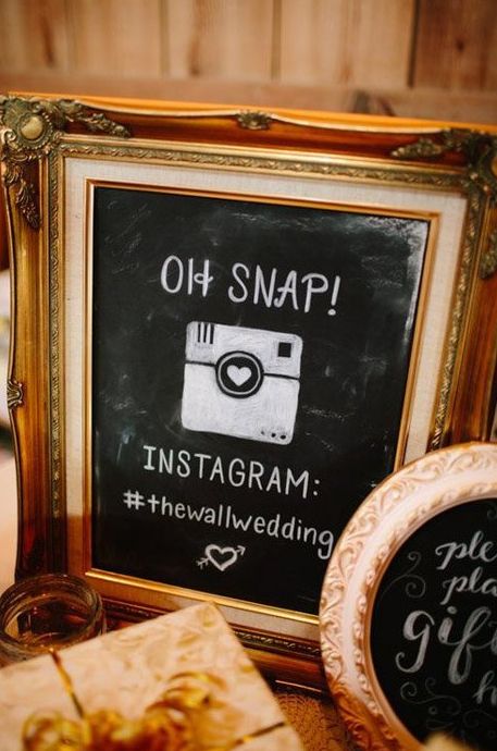 una foto de un hashtag de boda de Instagram enmarcado